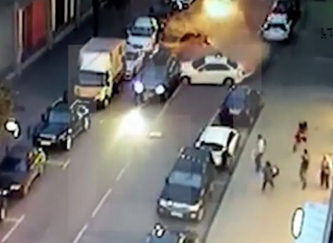 Момент ДТП с участием автомобиля Mercedes в Москве попал на видео