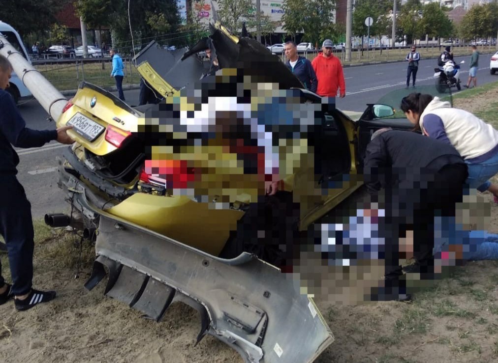 В Краснодаре «дрифтер» на золотом BMW устроил ДТП с тремя погибшими