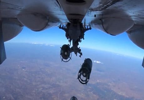 Вертолеты ВКС РФ уничтожили бронетехнику ИГИЛ (видео)