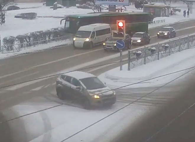 На Московском шоссе автобус едва не въехал в маршрутку (видео)