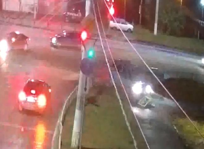 Момент ДТП в Канищеве с вылетевшим на тротуар Land Rover попал на видео