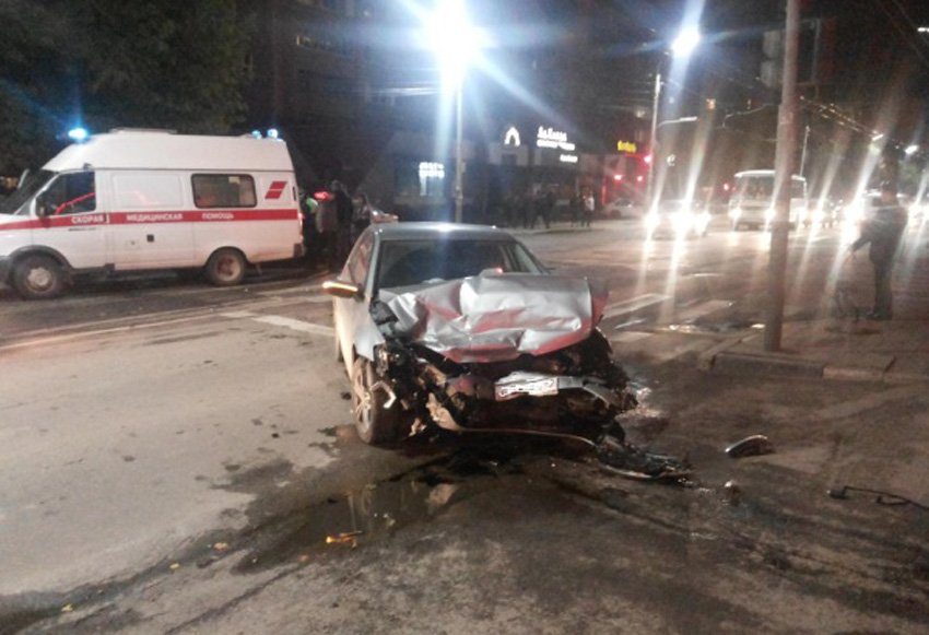 В ДТП на Грибоедова пострадали пять человек