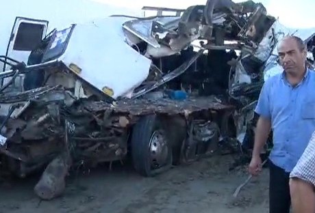 В Дагестане пассажирский автобус столкнулся с КАМАЗом (видео)