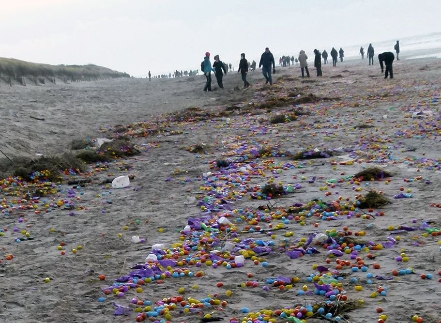 В Германии на берег моря выбросило тысячи Kinder-сюрпризов