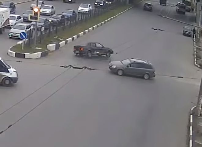 Опубликовано видео момента ДТП, в котором ВАЗ улетел на бордюр