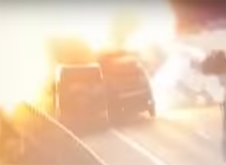Столкновение грузовиков в Китае привело к мощному взрыву (видео)