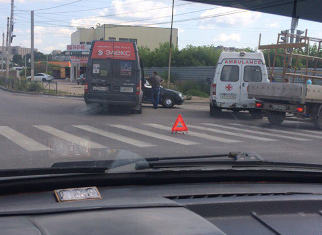 На проезде Яблочкова произошло ДТП с участием маршрутки, пострадали две женщины