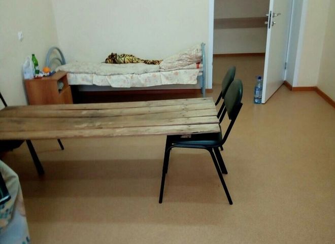 В пензенской больнице установили кровать из стульев и досок