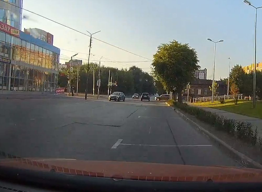 В центре Рязани столкнулись два внедорожника (видео)