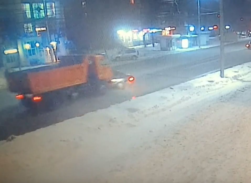На улице Дзержинского легковушка попала под КАМАЗ (видео)