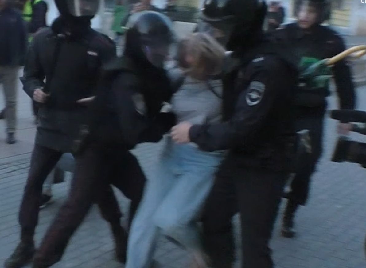 Стали известны подробности деанона полицейского, избившего девушку на акции в Москве