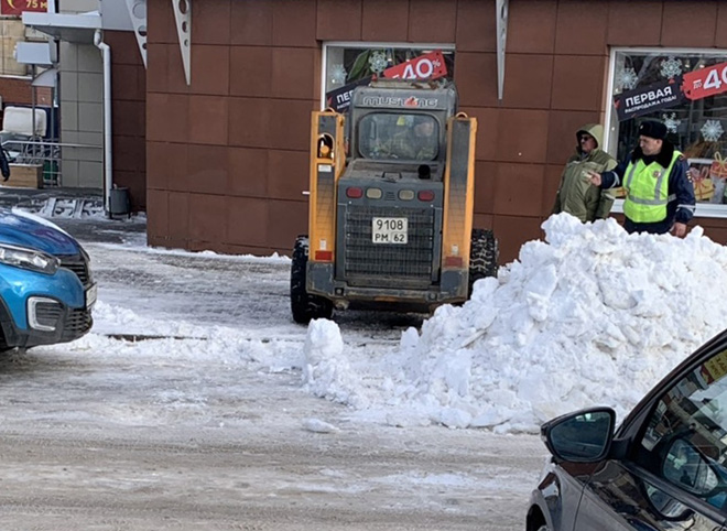 В Дашково-Песочне снегоуборочный трактор наехал на человека