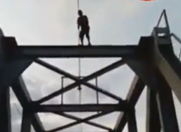 В Калининграде подросток после удара током упал с ж/д моста (видео)