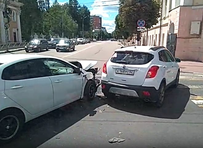 На улице Ленина произошло тройное ДТП (видео)