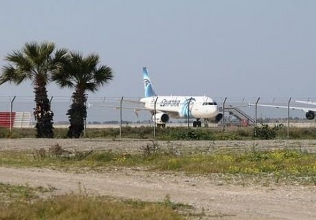 Угонщик самолета потребовал в Египте освободить заключенных