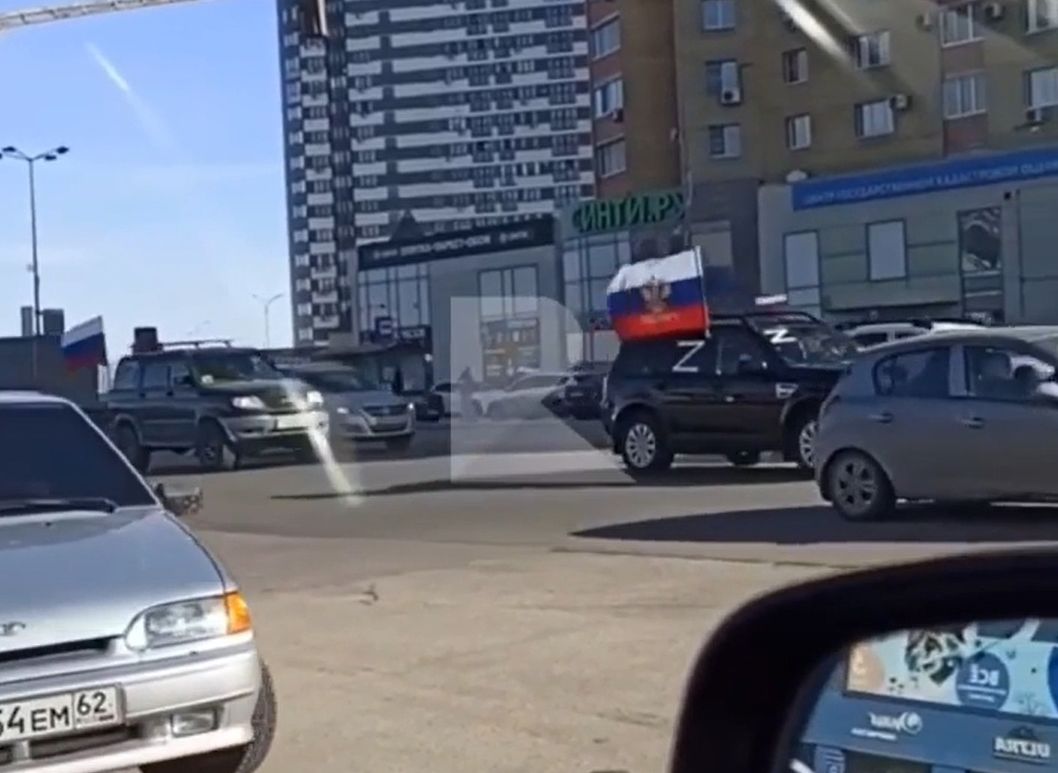 В Рязани засняли колонну автомобилей с российскими флагами и символикой «Z»
