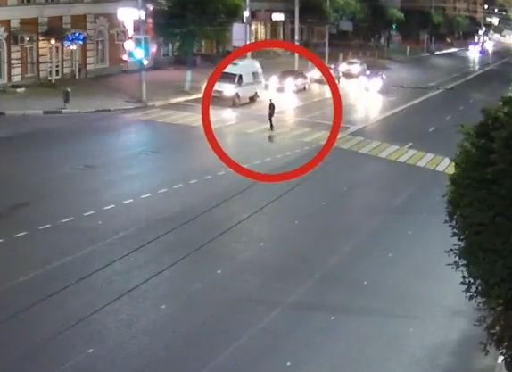В центре Рязани автомобиль на высокой скорости сбил пешехода-нарушителя (видео)
