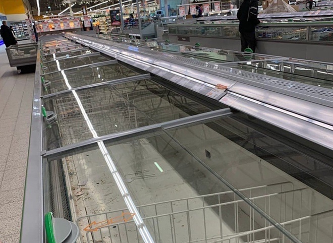 Фото: в рязанском гипермаркете «Глобус» опустели холодильники