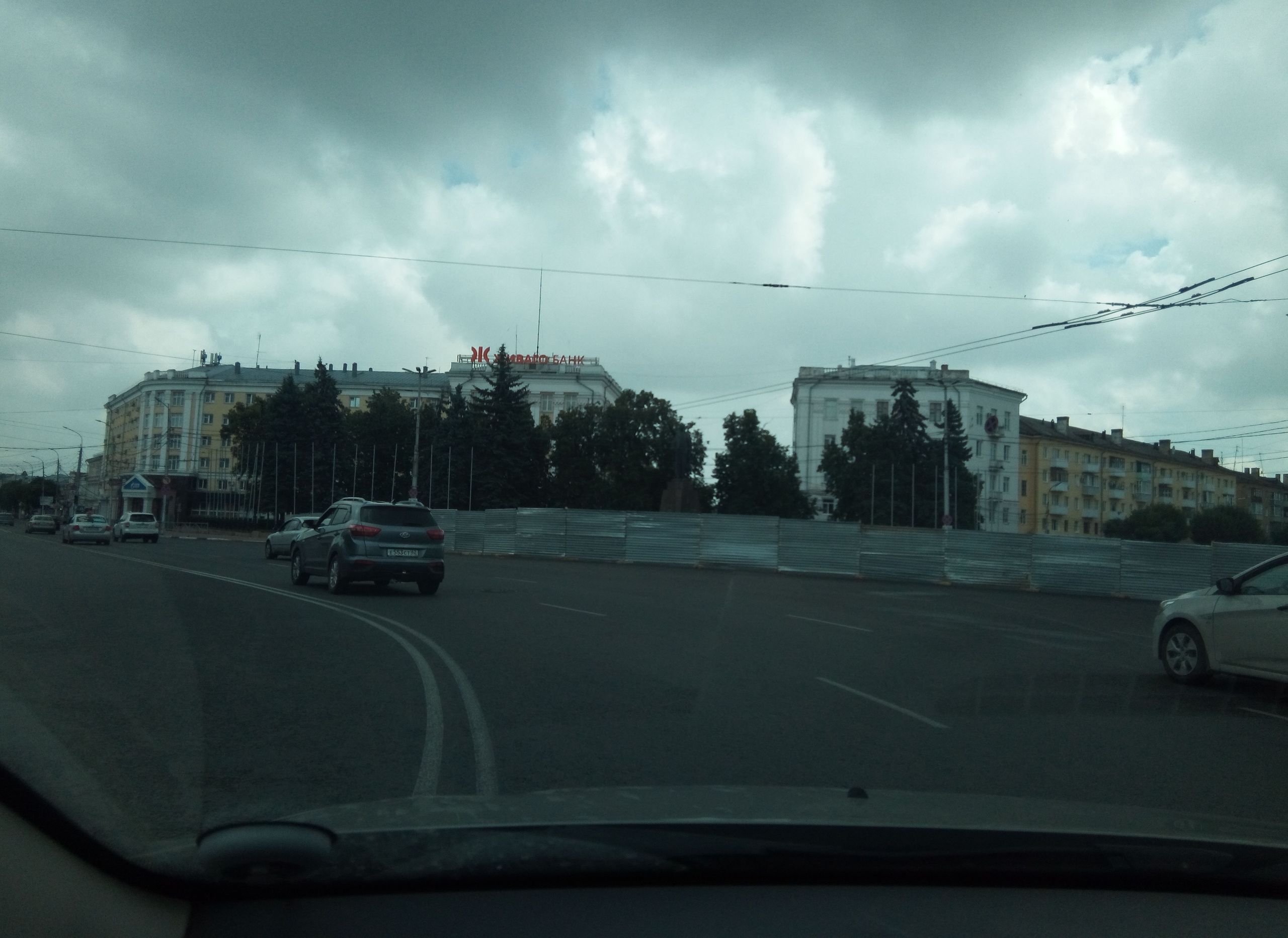 Фото: на площади Ленина поставили строительный забор