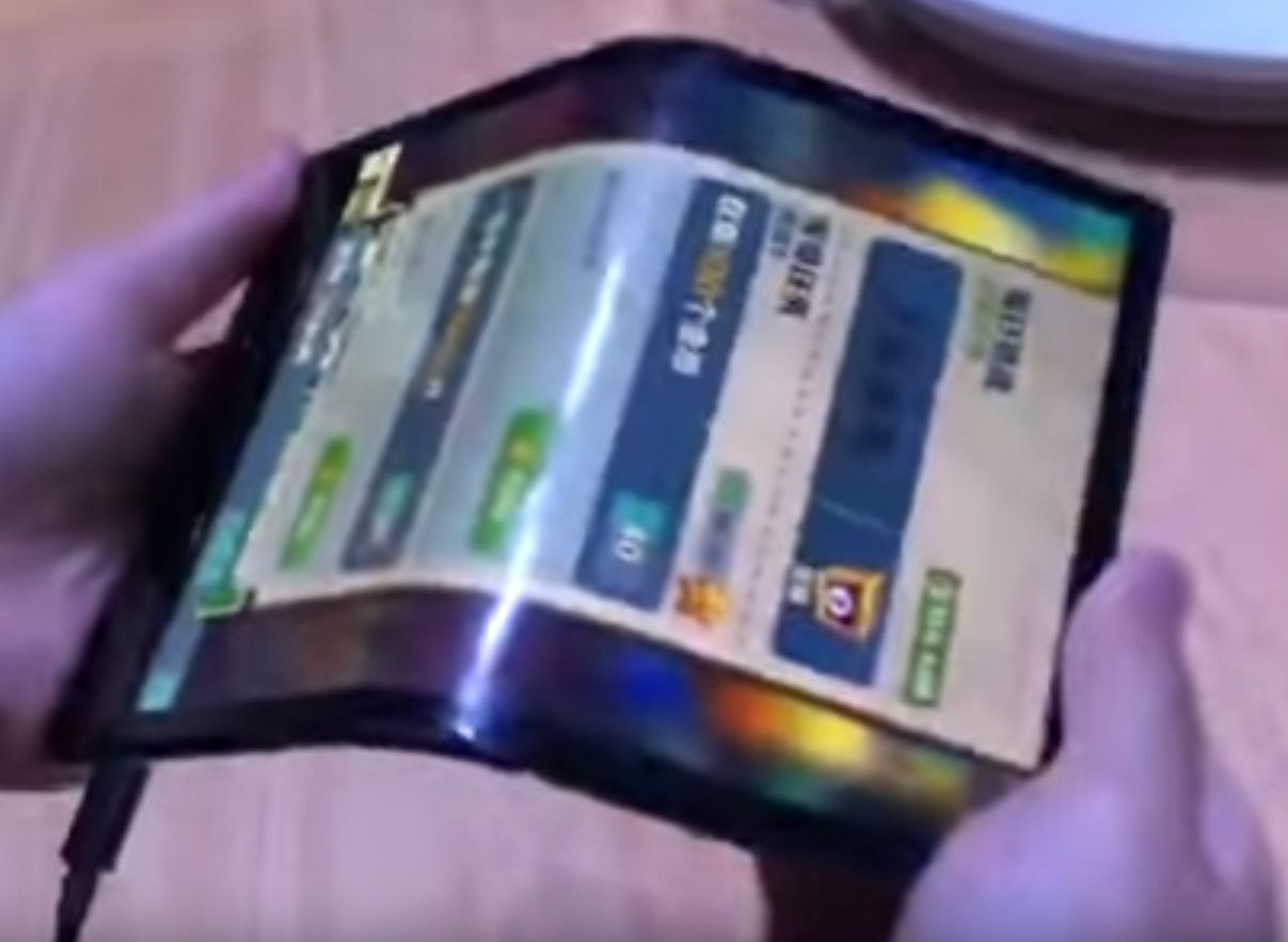 В Китае представили первый в мире смартфон с гибким экраном
