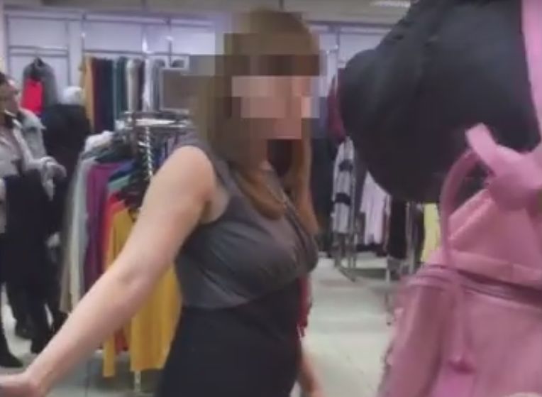 В Рязани двое молодых людей вступили в конфликт с сотрудницей магазина (видео)