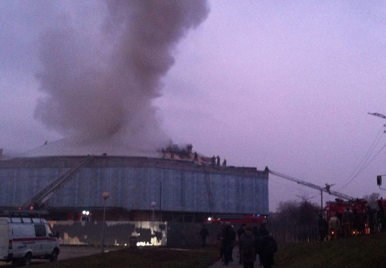 Пожарные режут конструкции крыши цирка болгаркой