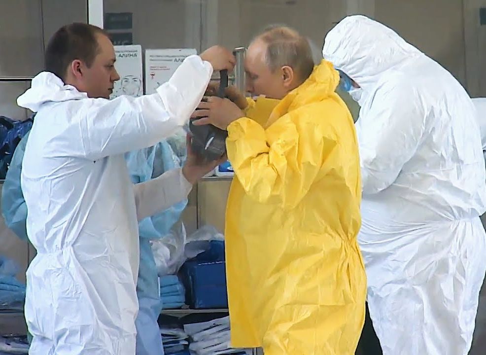 Стало известно, как защищали Путина от коронавируса во время визита в больницу