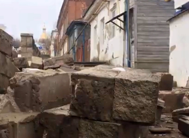 Соцсети: в Касимове из-за ДТП рухнуло каменное ограждение