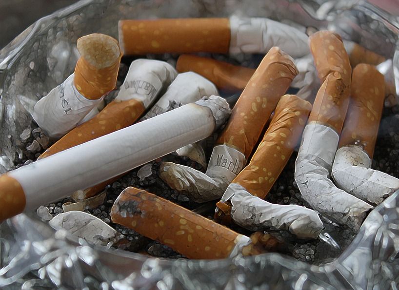 Минздрав предложил сокращать зарплату курильщикам