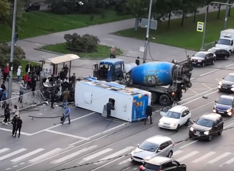 В Санкт-Петербурге BMW врезался в автобус, погибли трое