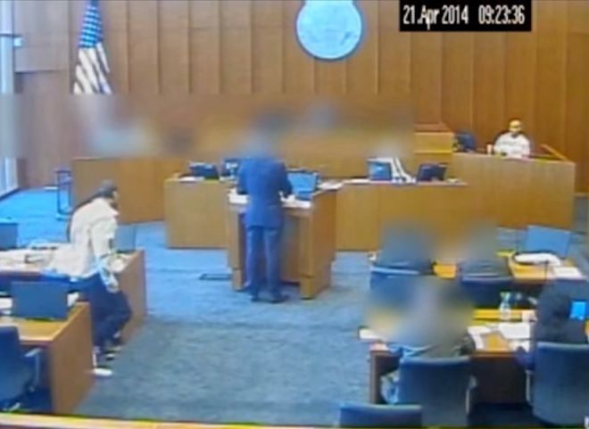 Подсудимый пытался убить свидетеля ручкой прямо на суде, но погиб сам (видео)