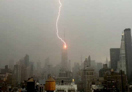 Молния ударила в главное здание Нью-Йорка