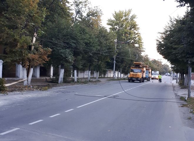 На улице Чкалова перекрыли движение из-за лопнувшего у грузовика колеса