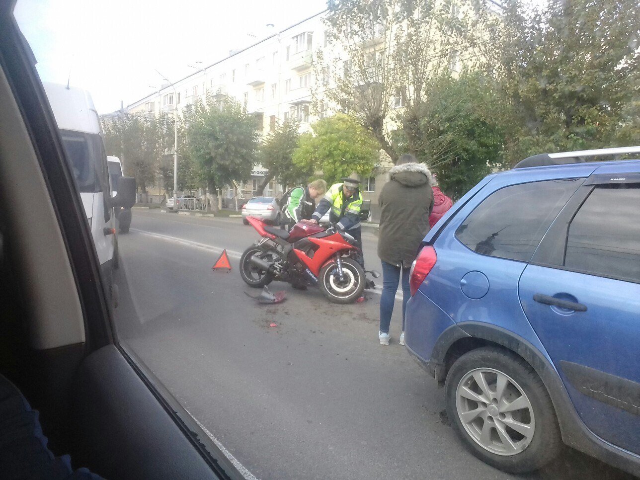 На улице Циолковского столкнулись мотоцикл и легковушка