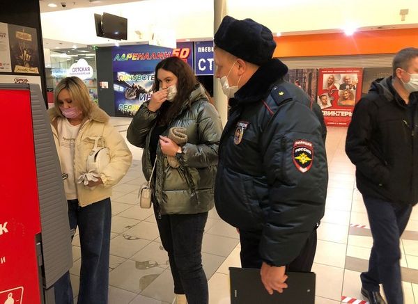 Полицейские провели «масочный» рейд в рязанском ТРЦ «М5 Молл»