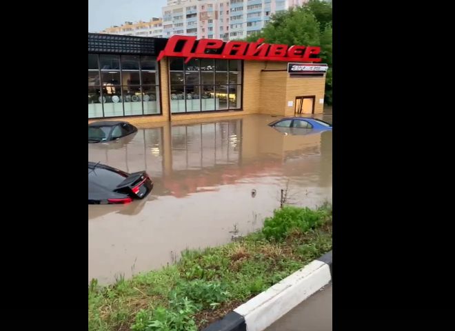 В Рязани во время ливня поток воды выбил двери магазина «Драйвер»