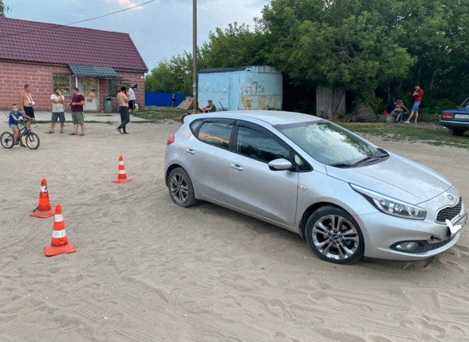 В Рязанской области пьяный водитель наехал на двоих детей на детской площадке