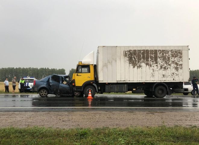 При столкновении грузовика и легковушки под Ряжском погибла 30-летняя женщина