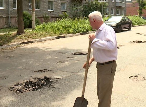 В Рязани католический священник латает ямы на дорогах