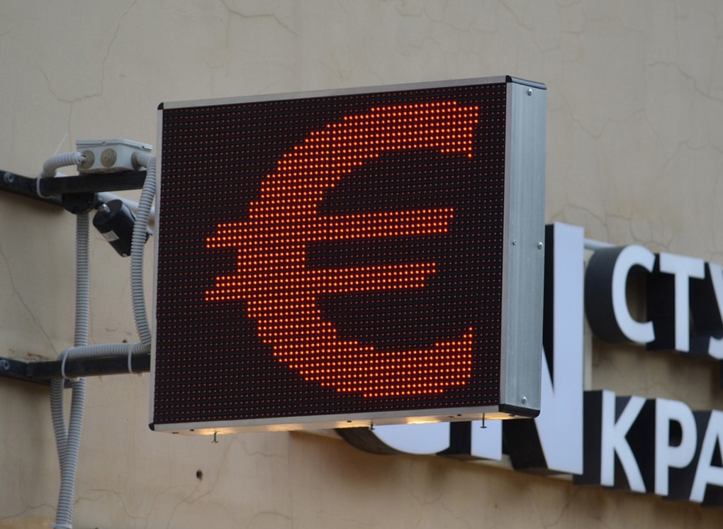 Курс евро на Мосбирже снизился до 100 рублей впервые с 14 июля