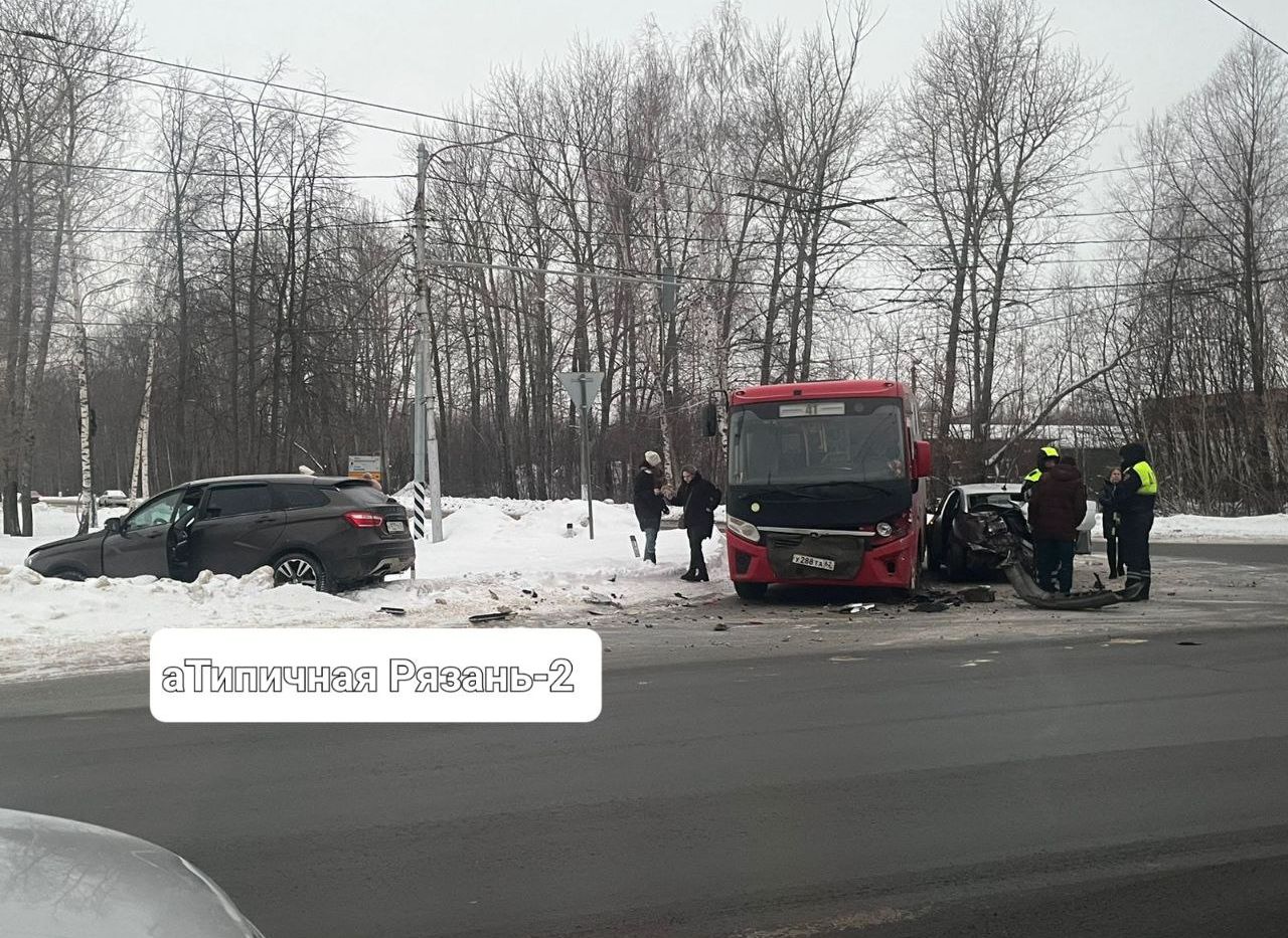 У Дягилевского поста ДПС столкнулись маршрутка и две легковушки