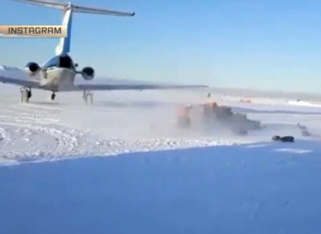 На Камчатке самолет «сдул» посылки в аэропорту (видео)