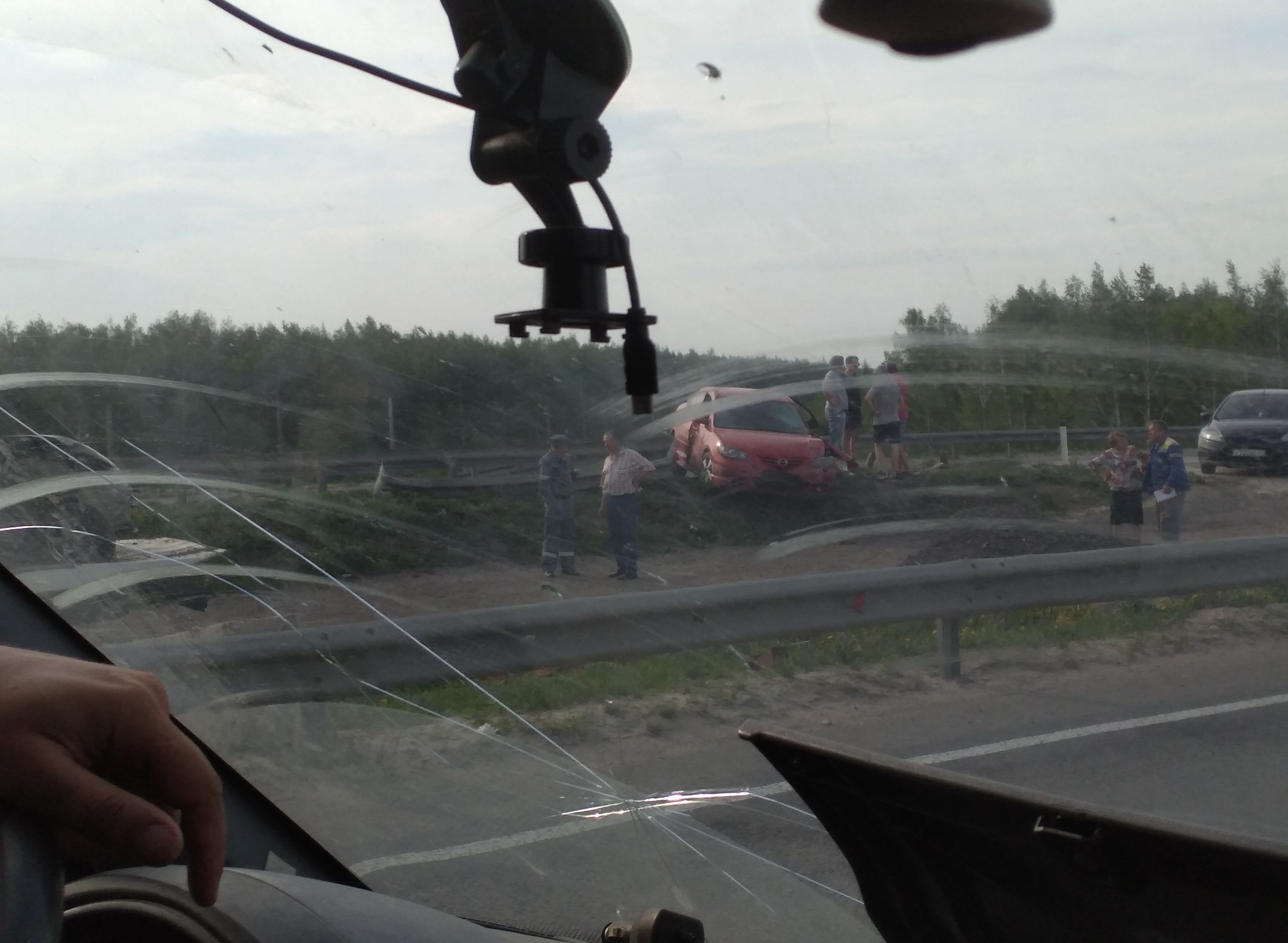 На рязанском участке М5 Mazda влетела в отбойник после столкновения с Renault