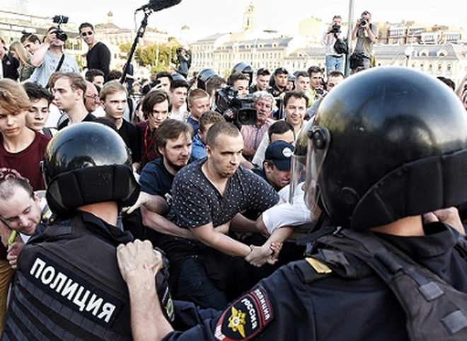 СМИ: к матери задержанной на московских протестах рязанки пришла полиция
