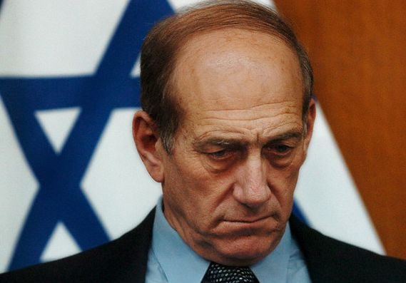Экс-премьера Израиля признали виновным в коррупции