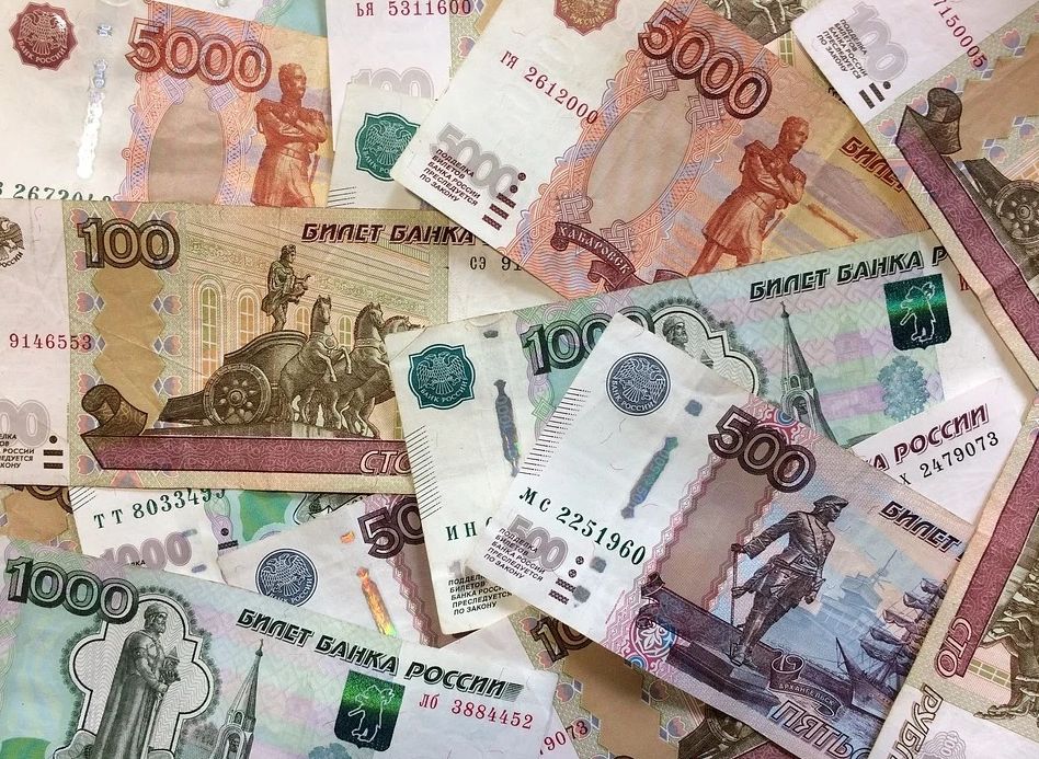Рубль шестой день подряд растет к доллару