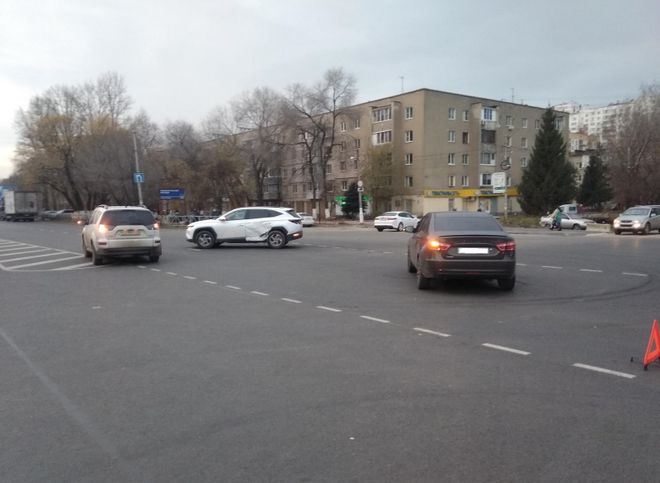 На улице Черновицкой столкнулись «Лада» и Hyundai