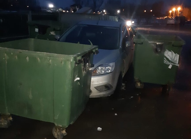 Фото: рязанцы проучили водителя, припарковавшегося у мусорных баков