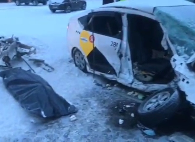 В Хабаровске автомобиль такси с мертвым водителем устроил массовое ДТП