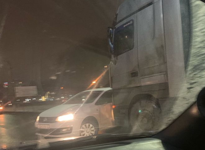 На Московском шоссе фура врезалась в легковушку
